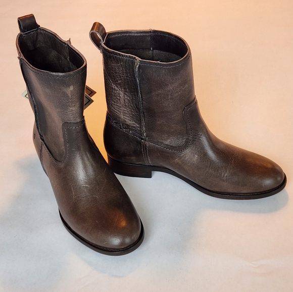 New! || FRYE || Cara booties, leather, flats, size 7.5, distressed, round toe - Picture 2 of 10